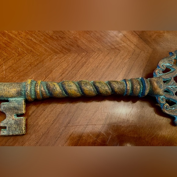 VTG Rustic 16” Cast Iron Decorative Patina Skeleton Key Heavy Medal Wall Decor - Picture 7 of 10